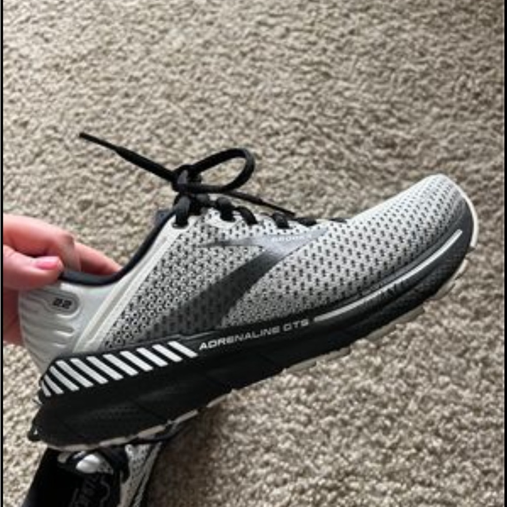 Brooks Adrenaline Gts 22 Size 7 rarely used, almost new, in great shape!